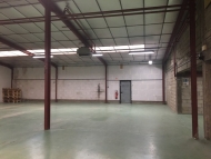 A LOUER - MACON SUD - Ateliers et espace de stockage.